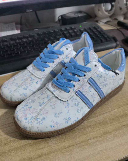 Vintage color tennis shoes